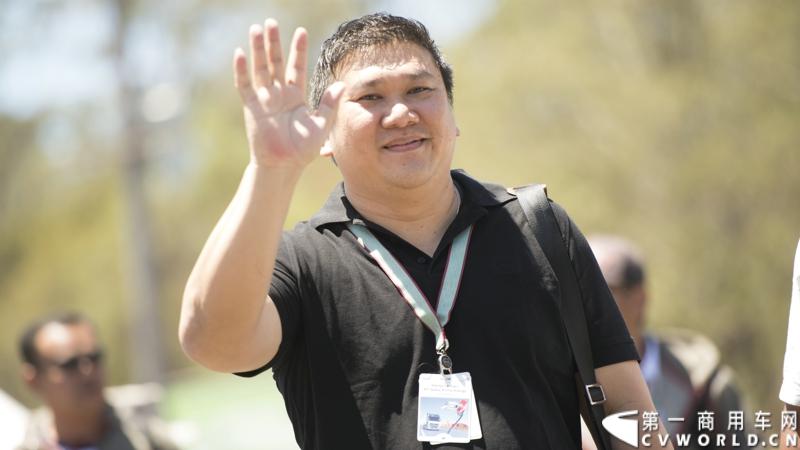 2013沃尔沃卡车高效节油先锋亚太区总决赛在澳大利亚布里斯班落下帷幕，今年亚太区总决赛共有13名来自亚太区各国的节油冠军参加，他们分别来自中国、韩国、台湾、泰国、马来西亚、新加坡、印度尼西亚、斯里兰卡、澳大利亚和新西兰。来自澳大利亚的格兰特·莫里斯（Grant Morice）在自己的主场，最终赢得了亚太区公路赛的总冠军。图为参赛选手和媒体记者风采。