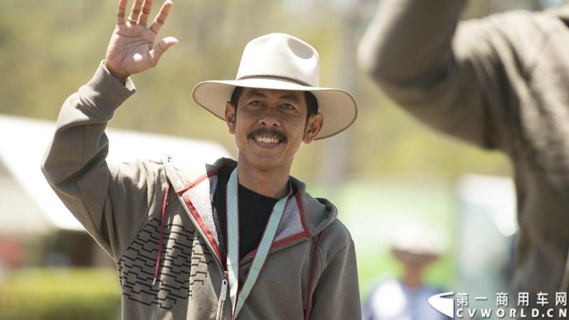 2013沃尔沃卡车高效节油先锋亚太区总决赛在澳大利亚布里斯班落下帷幕，今年亚太区总决赛共有13名来自亚太区各国的节油冠军参加，他们分别来自中国、韩国、台湾、泰国、马来西亚、新加坡、印度尼西亚、斯里兰卡、澳大利亚和新西兰。来自澳大利亚的格兰特·莫里斯（Grant Morice）在自己的主场，最终赢得了亚太区公路赛的总冠军。图为参赛选手和媒体记者风采。