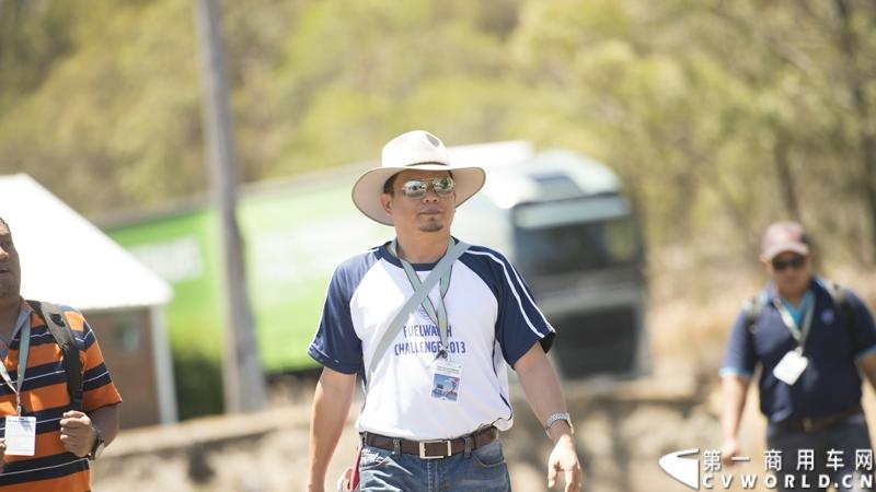 2013沃尔沃卡车高效节油先锋亚太区总决赛在澳大利亚布里斯班落下帷幕，今年亚太区总决赛共有13名来自亚太区各国的节油冠军参加，他们分别来自中国、韩国、台湾、泰国、马来西亚、新加坡、印度尼西亚、斯里兰卡、澳大利亚和新西兰。来自澳大利亚的格兰特·莫里斯（Grant Morice）在自己的主场，最终赢得了亚太区公路赛的总冠军。图为参赛选手和媒体记者风采。