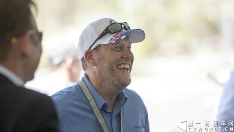 2013沃尔沃卡车高效节油先锋亚太区总决赛在澳大利亚布里斯班落下帷幕，今年亚太区总决赛共有13名来自亚太区各国的节油冠军参加，他们分别来自中国、韩国、台湾、泰国、马来西亚、新加坡、印度尼西亚、斯里兰卡、澳大利亚和新西兰。来自澳大利亚的格兰特·莫里斯（Grant Morice）在自己的主场，最终赢得了亚太区公路赛的总冠军。图为参赛选手和媒体记者风采。