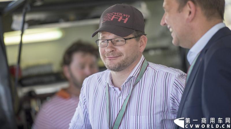 2013沃尔沃卡车高效节油先锋亚太区总决赛在澳大利亚布里斯班落下帷幕，今年亚太区总决赛共有13名来自亚太区各国的节油冠军参加，他们分别来自中国、韩国、台湾、泰国、马来西亚、新加坡、印度尼西亚、斯里兰卡、澳大利亚和新西兰。来自澳大利亚的格兰特·莫里斯（Grant Morice）在自己的主场，最终赢得了亚太区公路赛的总冠军。图为参赛选手和媒体记者风采。