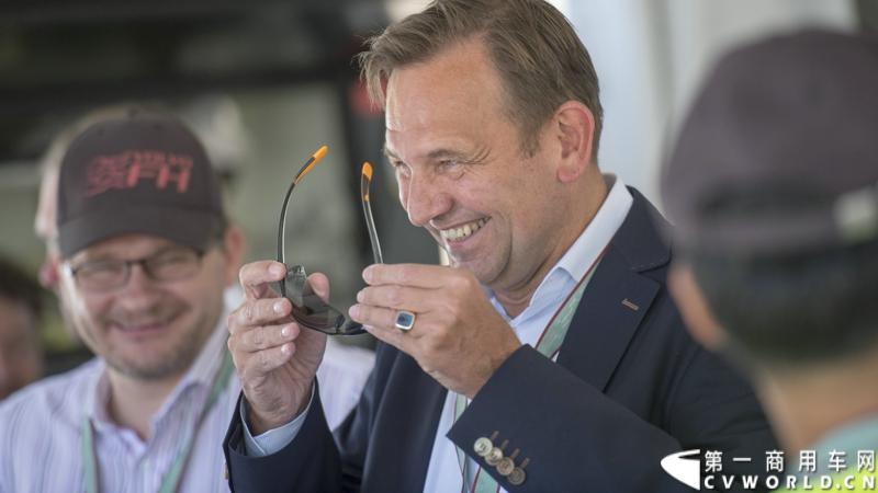 2013沃尔沃卡车高效节油先锋亚太区总决赛在澳大利亚布里斯班落下帷幕，今年亚太区总决赛共有13名来自亚太区各国的节油冠军参加，他们分别来自中国、韩国、台湾、泰国、马来西亚、新加坡、印度尼西亚、斯里兰卡、澳大利亚和新西兰。来自澳大利亚的格兰特·莫里斯（Grant Morice）在自己的主场，最终赢得了亚太区公路赛的总冠军。图为参赛选手和媒体记者风采。