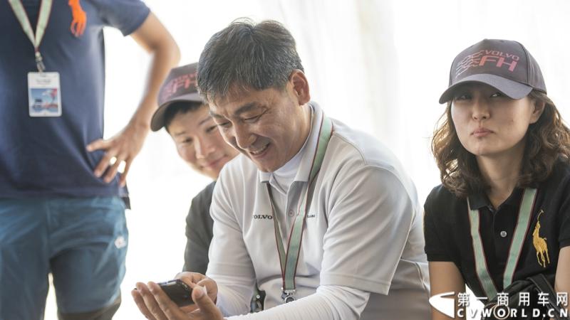 2013沃尔沃卡车高效节油先锋亚太区总决赛在澳大利亚布里斯班落下帷幕，今年亚太区总决赛共有13名来自亚太区各国的节油冠军参加，他们分别来自中国、韩国、台湾、泰国、马来西亚、新加坡、印度尼西亚、斯里兰卡、澳大利亚和新西兰。来自澳大利亚的格兰特·莫里斯（Grant Morice）在自己的主场，最终赢得了亚太区公路赛的总冠军。图为参赛选手和媒体记者风采。