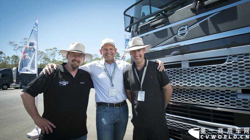 2013沃尔沃卡车高效节油先锋亚太区总决赛在澳大利亚布里斯班落下帷幕，今年亚太区总决赛共有13名来自亚太区各国的节油冠军参加，他们分别来自中国、韩国、台湾、泰国、马来西亚、新加坡、印度尼西亚、斯里兰卡、澳大利亚和新西兰。来自澳大利亚的格兰特·莫里斯（Grant Morice）在自己的主场，最终赢得了亚太区公路赛的总冠军。图为参赛选手和媒体记者风采。