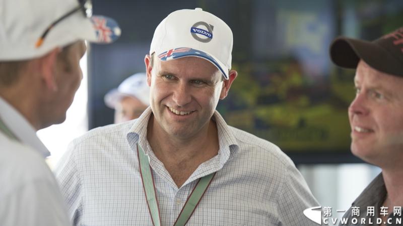 2013沃尔沃卡车高效节油先锋亚太区总决赛在澳大利亚布里斯班落下帷幕，今年亚太区总决赛共有13名来自亚太区各国的节油冠军参加，他们分别来自中国、韩国、台湾、泰国、马来西亚、新加坡、印度尼西亚、斯里兰卡、澳大利亚和新西兰。来自澳大利亚的格兰特·莫里斯（Grant Morice）在自己的主场，最终赢得了亚太区公路赛的总冠军。图为参赛选手和媒体记者风采。