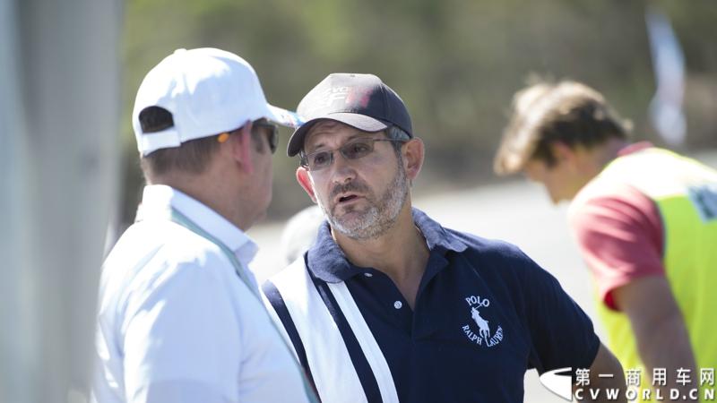 2013沃尔沃卡车高效节油先锋亚太区总决赛在澳大利亚布里斯班落下帷幕，今年亚太区总决赛共有13名来自亚太区各国的节油冠军参加，他们分别来自中国、韩国、台湾、泰国、马来西亚、新加坡、印度尼西亚、斯里兰卡、澳大利亚和新西兰。来自澳大利亚的格兰特·莫里斯（Grant Morice）在自己的主场，最终赢得了亚太区公路赛的总冠军。图为参赛选手和媒体记者风采。