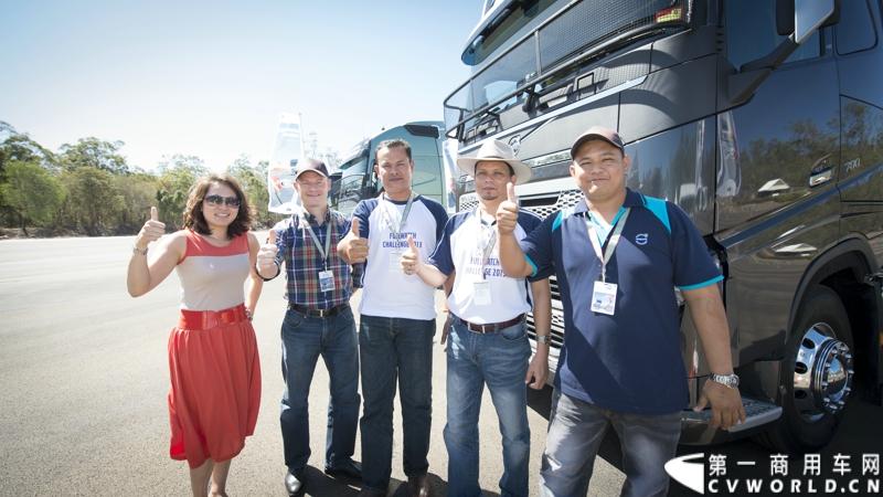 2013沃尔沃卡车高效节油先锋亚太区总决赛在澳大利亚布里斯班落下帷幕，今年亚太区总决赛共有13名来自亚太区各国的节油冠军参加，他们分别来自中国、韩国、台湾、泰国、马来西亚、新加坡、印度尼西亚、斯里兰卡、澳大利亚和新西兰。来自澳大利亚的格兰特·莫里斯（Grant Morice）在自己的主场，最终赢得了亚太区公路赛的总冠军。图为参赛选手和媒体记者风采。