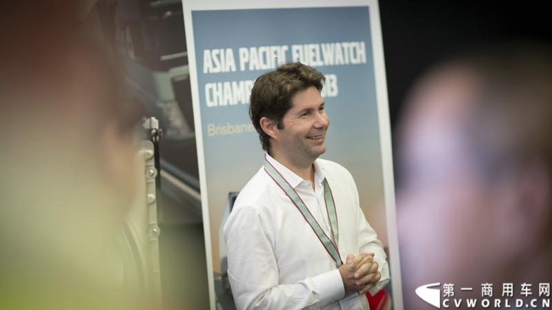 2013沃尔沃卡车高效节油先锋亚太区总决赛在澳大利亚布里斯班落下帷幕，今年亚太区总决赛共有13名来自亚太区各国的节油冠军参加，他们分别来自中国、韩国、台湾、泰国、马来西亚、新加坡、印度尼西亚、斯里兰卡、澳大利亚和新西兰。来自澳大利亚的格兰特·莫里斯（Grant Morice）在自己的主场，最终赢得了亚太区公路赛的总冠军。图为参赛选手和媒体记者风采。