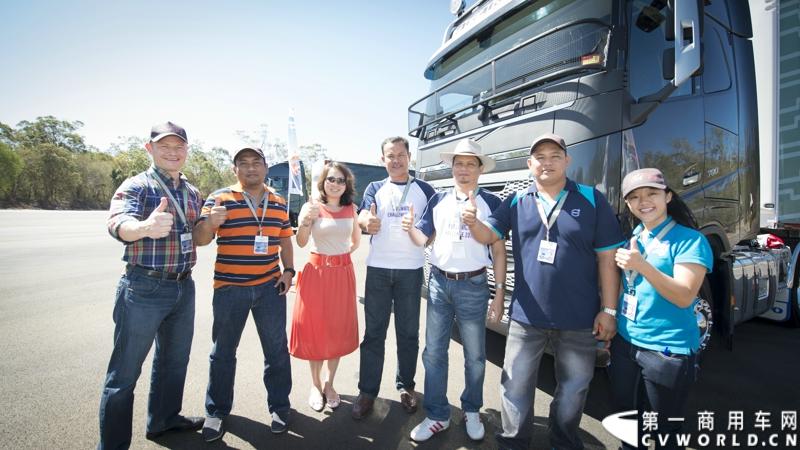 2013沃尔沃卡车高效节油先锋亚太区总决赛在澳大利亚布里斯班落下帷幕，今年亚太区总决赛共有13名来自亚太区各国的节油冠军参加，他们分别来自中国、韩国、台湾、泰国、马来西亚、新加坡、印度尼西亚、斯里兰卡、澳大利亚和新西兰。来自澳大利亚的格兰特·莫里斯（Grant Morice）在自己的主场，最终赢得了亚太区公路赛的总冠军。图为参赛选手和媒体记者风采。