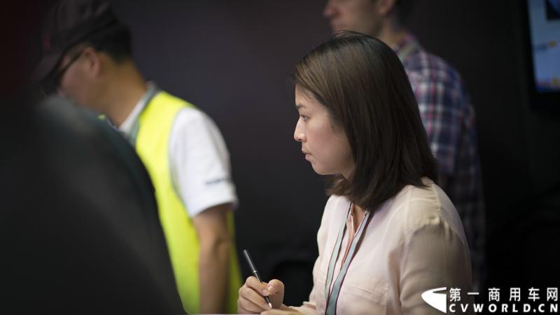 2013沃尔沃卡车高效节油先锋亚太区总决赛在澳大利亚布里斯班落下帷幕，今年亚太区总决赛共有13名来自亚太区各国的节油冠军参加，他们分别来自中国、韩国、台湾、泰国、马来西亚、新加坡、印度尼西亚、斯里兰卡、澳大利亚和新西兰。来自澳大利亚的格兰特·莫里斯（Grant Morice）在自己的主场，最终赢得了亚太区公路赛的总冠军。图为参赛选手和媒体记者风采。