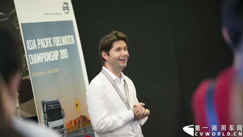 2013沃尔沃卡车高效节油先锋亚太区总决赛在澳大利亚布里斯班落下帷幕，今年亚太区总决赛共有13名来自亚太区各国的节油冠军参加，他们分别来自中国、韩国、台湾、泰国、马来西亚、新加坡、印度尼西亚、斯里兰卡、澳大利亚和新西兰。来自澳大利亚的格兰特·莫里斯（Grant Morice）在自己的主场，最终赢得了亚太区公路赛的总冠军。图为参赛选手和媒体记者风采。