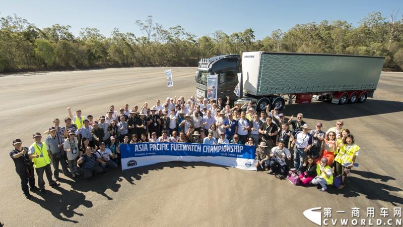 2013沃尔沃卡车高效节油先锋亚太区总决赛在澳大利亚布里斯班落下帷幕，今年亚太区总决赛共有13名来自亚太区各国的节油冠军参加，他们分别来自中国、韩国、台湾、泰国、马来西亚、新加坡、印度尼西亚、斯里兰卡、澳大利亚和新西兰。来自澳大利亚的格兰特·莫里斯（Grant Morice）在自己的主场，最终赢得了亚太区公路赛的总冠军。图为参赛选手和媒体记者风采。