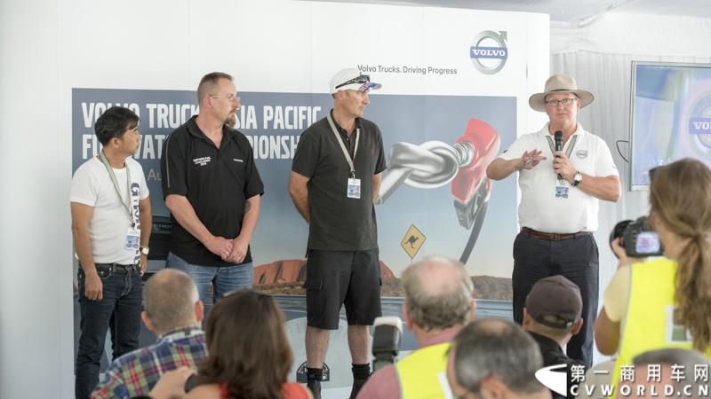 2013沃尔沃卡车高效节油先锋亚太区总决赛在澳大利亚布里斯班落下帷幕，今年亚太区总决赛共有13名来自亚太区各国的节油冠军参加，他们分别来自中国、韩国、台湾、泰国、马来西亚、新加坡、印度尼西亚、斯里兰卡、澳大利亚和新西兰。来自澳大利亚的格兰特·莫里斯（Grant Morice）在自己的主场，最终赢得了亚太区公路赛的总冠军。图为参赛选手和媒体记者风采。