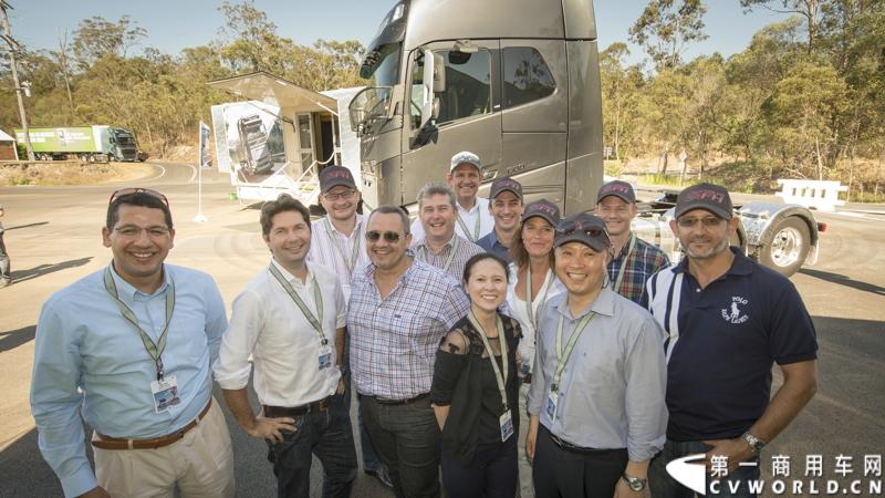 2013沃尔沃卡车高效节油先锋亚太区总决赛在澳大利亚布里斯班落下帷幕，今年亚太区总决赛共有13名来自亚太区各国的节油冠军参加，他们分别来自中国、韩国、台湾、泰国、马来西亚、新加坡、印度尼西亚、斯里兰卡、澳大利亚和新西兰。来自澳大利亚的格兰特·莫里斯（Grant Morice）在自己的主场，最终赢得了亚太区公路赛的总冠军。图为参赛选手和媒体记者风采。