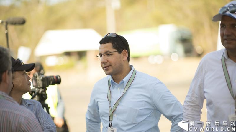 2013沃尔沃卡车高效节油先锋亚太区总决赛在澳大利亚布里斯班落下帷幕，今年亚太区总决赛共有13名来自亚太区各国的节油冠军参加，他们分别来自中国、韩国、台湾、泰国、马来西亚、新加坡、印度尼西亚、斯里兰卡、澳大利亚和新西兰。来自澳大利亚的格兰特·莫里斯（Grant Morice）在自己的主场，最终赢得了亚太区公路赛的总冠军。图为参赛选手和媒体记者风采。