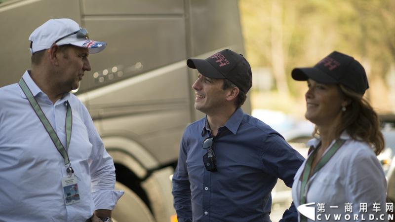 2013沃尔沃卡车高效节油先锋亚太区总决赛在澳大利亚布里斯班落下帷幕，今年亚太区总决赛共有13名来自亚太区各国的节油冠军参加，他们分别来自中国、韩国、台湾、泰国、马来西亚、新加坡、印度尼西亚、斯里兰卡、澳大利亚和新西兰。来自澳大利亚的格兰特·莫里斯（Grant Morice）在自己的主场，最终赢得了亚太区公路赛的总冠军。图为参赛选手和媒体记者风采。