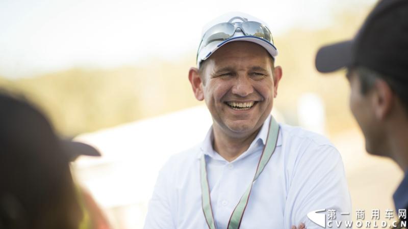 2013沃尔沃卡车高效节油先锋亚太区总决赛在澳大利亚布里斯班落下帷幕，今年亚太区总决赛共有13名来自亚太区各国的节油冠军参加，他们分别来自中国、韩国、台湾、泰国、马来西亚、新加坡、印度尼西亚、斯里兰卡、澳大利亚和新西兰。来自澳大利亚的格兰特·莫里斯（Grant Morice）在自己的主场，最终赢得了亚太区公路赛的总冠军。图为参赛选手和媒体记者风采。