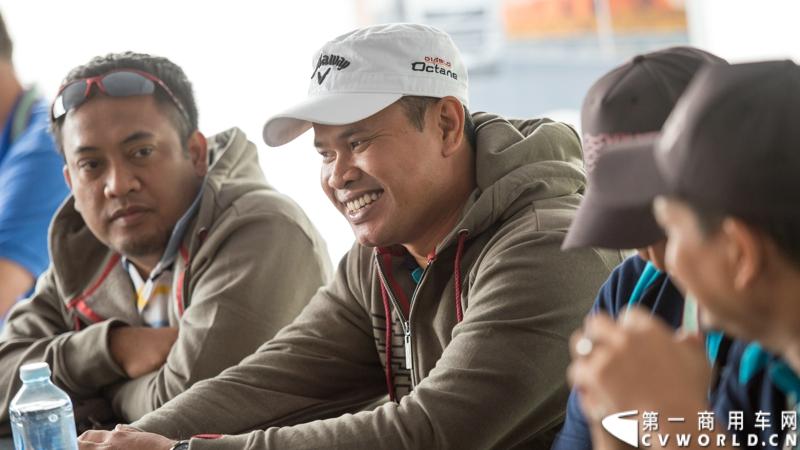 2013沃尔沃卡车高效节油先锋亚太区总决赛在澳大利亚布里斯班落下帷幕，今年亚太区总决赛共有13名来自亚太区各国的节油冠军参加，他们分别来自中国、韩国、台湾、泰国、马来西亚、新加坡、印度尼西亚、斯里兰卡、澳大利亚和新西兰。来自澳大利亚的格兰特·莫里斯（Grant Morice）在自己的主场，最终赢得了亚太区公路赛的总冠军。图为参赛选手和媒体记者风采。