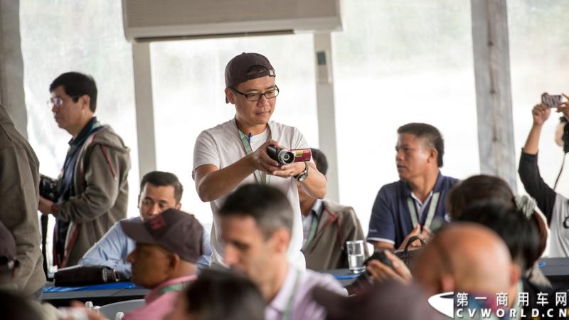 2013沃尔沃卡车高效节油先锋亚太区总决赛在澳大利亚布里斯班落下帷幕，今年亚太区总决赛共有13名来自亚太区各国的节油冠军参加，他们分别来自中国、韩国、台湾、泰国、马来西亚、新加坡、印度尼西亚、斯里兰卡、澳大利亚和新西兰。来自澳大利亚的格兰特·莫里斯（Grant Morice）在自己的主场，最终赢得了亚太区公路赛的总冠军。图为参赛选手和媒体记者风采。