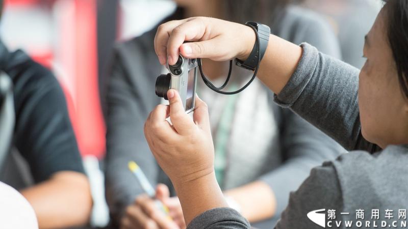 2013沃尔沃卡车高效节油先锋亚太区总决赛在澳大利亚布里斯班落下帷幕，今年亚太区总决赛共有13名来自亚太区各国的节油冠军参加，他们分别来自中国、韩国、台湾、泰国、马来西亚、新加坡、印度尼西亚、斯里兰卡、澳大利亚和新西兰。来自澳大利亚的格兰特·莫里斯（Grant Morice）在自己的主场，最终赢得了亚太区公路赛的总冠军。图为参赛选手和媒体记者风采。