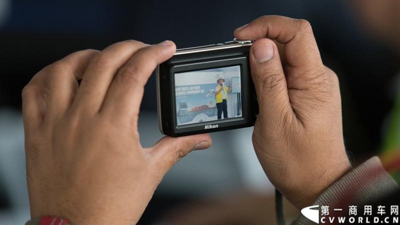 2013沃尔沃卡车高效节油先锋亚太区总决赛在澳大利亚布里斯班落下帷幕，今年亚太区总决赛共有13名来自亚太区各国的节油冠军参加，他们分别来自中国、韩国、台湾、泰国、马来西亚、新加坡、印度尼西亚、斯里兰卡、澳大利亚和新西兰。来自澳大利亚的格兰特·莫里斯（Grant Morice）在自己的主场，最终赢得了亚太区公路赛的总冠军。图为参赛选手和媒体记者风采。