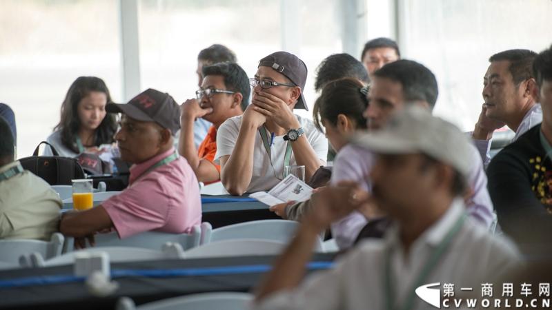 2013沃尔沃卡车高效节油先锋亚太区总决赛在澳大利亚布里斯班落下帷幕，今年亚太区总决赛共有13名来自亚太区各国的节油冠军参加，他们分别来自中国、韩国、台湾、泰国、马来西亚、新加坡、印度尼西亚、斯里兰卡、澳大利亚和新西兰。来自澳大利亚的格兰特·莫里斯（Grant Morice）在自己的主场，最终赢得了亚太区公路赛的总冠军。图为参赛选手和媒体记者风采。