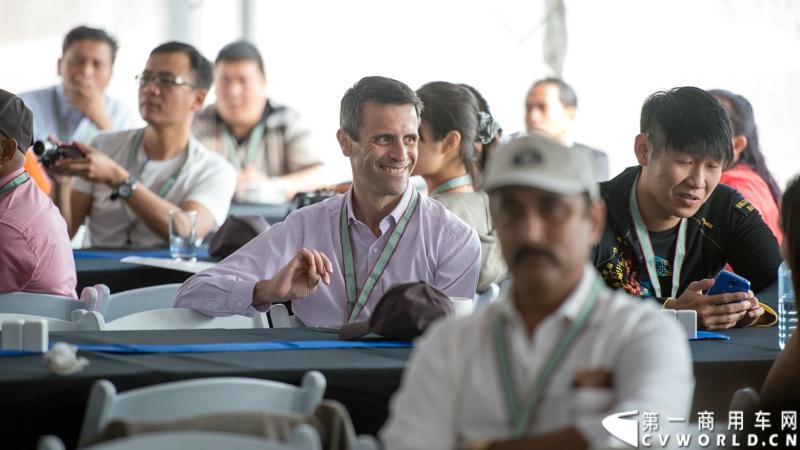 2013沃尔沃卡车高效节油先锋亚太区总决赛在澳大利亚布里斯班落下帷幕，今年亚太区总决赛共有13名来自亚太区各国的节油冠军参加，他们分别来自中国、韩国、台湾、泰国、马来西亚、新加坡、印度尼西亚、斯里兰卡、澳大利亚和新西兰。来自澳大利亚的格兰特·莫里斯（Grant Morice）在自己的主场，最终赢得了亚太区公路赛的总冠军。图为参赛选手和媒体记者风采。