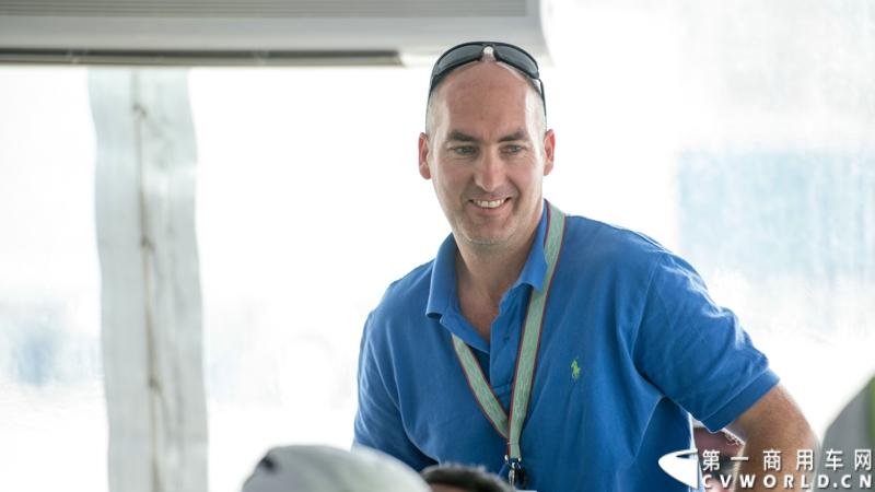 2013沃尔沃卡车高效节油先锋亚太区总决赛在澳大利亚布里斯班落下帷幕，今年亚太区总决赛共有13名来自亚太区各国的节油冠军参加，他们分别来自中国、韩国、台湾、泰国、马来西亚、新加坡、印度尼西亚、斯里兰卡、澳大利亚和新西兰。来自澳大利亚的格兰特·莫里斯（Grant Morice）在自己的主场，最终赢得了亚太区公路赛的总冠军。图为参赛选手和媒体记者风采。