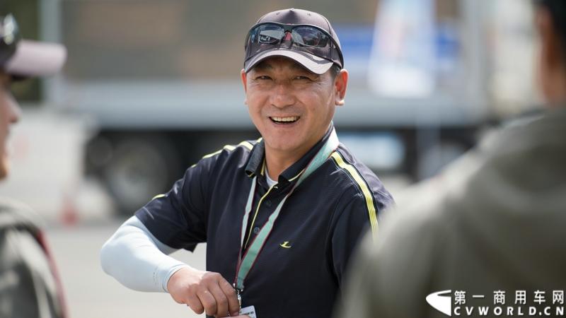 2013沃尔沃卡车高效节油先锋亚太区总决赛在澳大利亚布里斯班落下帷幕，今年亚太区总决赛共有13名来自亚太区各国的节油冠军参加，他们分别来自中国、韩国、台湾、泰国、马来西亚、新加坡、印度尼西亚、斯里兰卡、澳大利亚和新西兰。来自澳大利亚的格兰特·莫里斯（Grant Morice）在自己的主场，最终赢得了亚太区公路赛的总冠军。图为参赛选手和媒体记者风采。