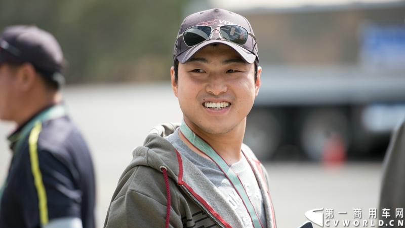 2013沃尔沃卡车高效节油先锋亚太区总决赛在澳大利亚布里斯班落下帷幕，今年亚太区总决赛共有13名来自亚太区各国的节油冠军参加，他们分别来自中国、韩国、台湾、泰国、马来西亚、新加坡、印度尼西亚、斯里兰卡、澳大利亚和新西兰。来自澳大利亚的格兰特·莫里斯（Grant Morice）在自己的主场，最终赢得了亚太区公路赛的总冠军。图为参赛选手和媒体记者风采。