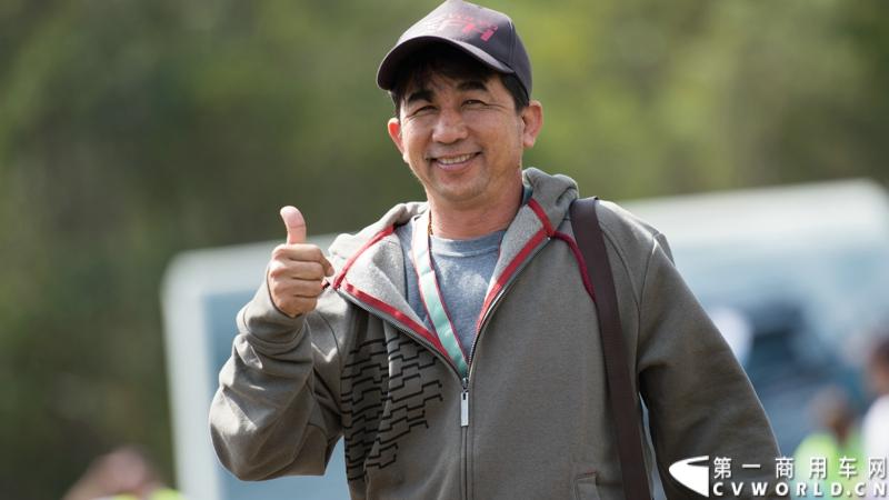 2013沃尔沃卡车高效节油先锋亚太区总决赛在澳大利亚布里斯班落下帷幕，今年亚太区总决赛共有13名来自亚太区各国的节油冠军参加，他们分别来自中国、韩国、台湾、泰国、马来西亚、新加坡、印度尼西亚、斯里兰卡、澳大利亚和新西兰。来自澳大利亚的格兰特·莫里斯（Grant Morice）在自己的主场，最终赢得了亚太区公路赛的总冠军。图为参赛选手和媒体记者风采。