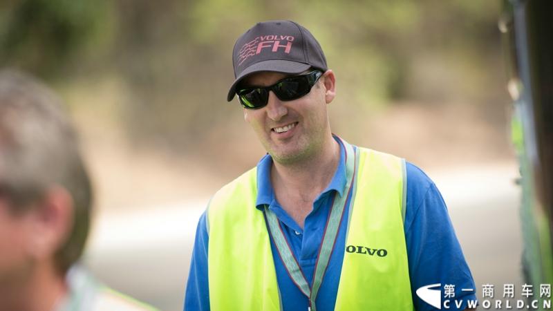 2013沃尔沃卡车高效节油先锋亚太区总决赛在澳大利亚布里斯班落下帷幕，今年亚太区总决赛共有13名来自亚太区各国的节油冠军参加，他们分别来自中国、韩国、台湾、泰国、马来西亚、新加坡、印度尼西亚、斯里兰卡、澳大利亚和新西兰。来自澳大利亚的格兰特·莫里斯（Grant Morice）在自己的主场，最终赢得了亚太区公路赛的总冠军。图为参赛选手和媒体记者风采。