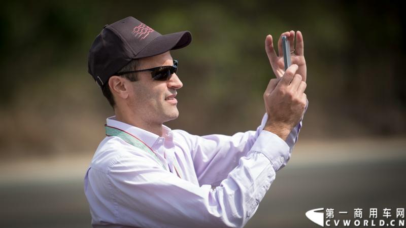 2013沃尔沃卡车高效节油先锋亚太区总决赛在澳大利亚布里斯班落下帷幕，今年亚太区总决赛共有13名来自亚太区各国的节油冠军参加，他们分别来自中国、韩国、台湾、泰国、马来西亚、新加坡、印度尼西亚、斯里兰卡、澳大利亚和新西兰。来自澳大利亚的格兰特·莫里斯（Grant Morice）在自己的主场，最终赢得了亚太区公路赛的总冠军。图为参赛选手和媒体记者风采。