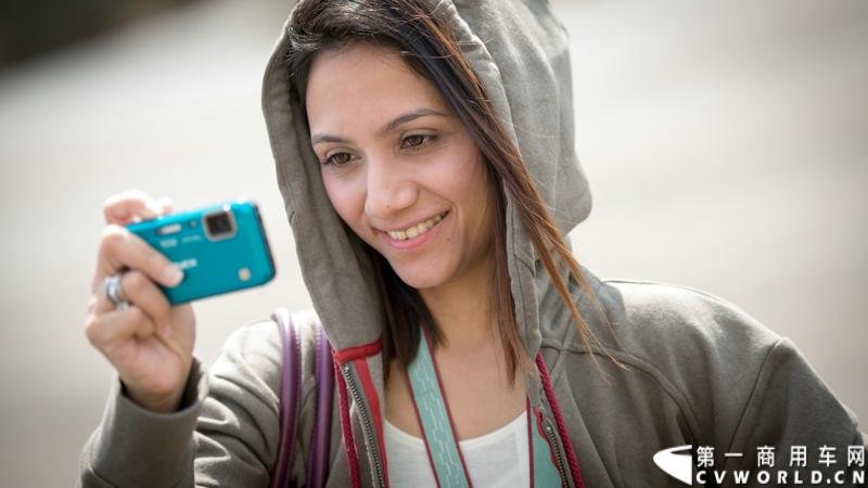 2013沃尔沃卡车高效节油先锋亚太区总决赛在澳大利亚布里斯班落下帷幕，今年亚太区总决赛共有13名来自亚太区各国的节油冠军参加，他们分别来自中国、韩国、台湾、泰国、马来西亚、新加坡、印度尼西亚、斯里兰卡、澳大利亚和新西兰。来自澳大利亚的格兰特·莫里斯（Grant Morice）在自己的主场，最终赢得了亚太区公路赛的总冠军。图为参赛选手和媒体记者风采。