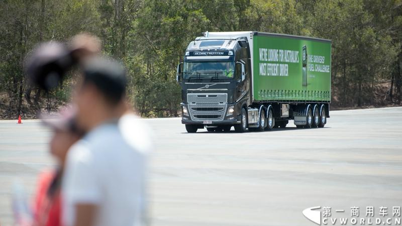 2013沃尔沃卡车高效节油先锋亚太区总决赛在澳大利亚布里斯班落下帷幕，今年亚太区总决赛共有13名来自亚太区各国的节油冠军参加，他们分别来自中国、韩国、台湾、泰国、马来西亚、新加坡、印度尼西亚、斯里兰卡、澳大利亚和新西兰。来自澳大利亚的格兰特·莫里斯（Grant Morice）在自己的主场，最终赢得了亚太区公路赛的总冠军。图为参赛选手和媒体记者风采。