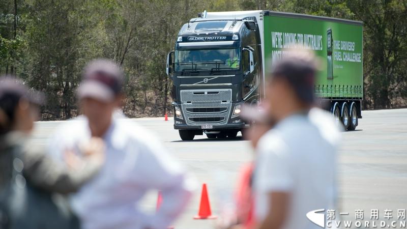 2013沃尔沃卡车高效节油先锋亚太区总决赛在澳大利亚布里斯班落下帷幕，今年亚太区总决赛共有13名来自亚太区各国的节油冠军参加，他们分别来自中国、韩国、台湾、泰国、马来西亚、新加坡、印度尼西亚、斯里兰卡、澳大利亚和新西兰。来自澳大利亚的格兰特·莫里斯（Grant Morice）在自己的主场，最终赢得了亚太区公路赛的总冠军。图为参赛选手和媒体记者风采。