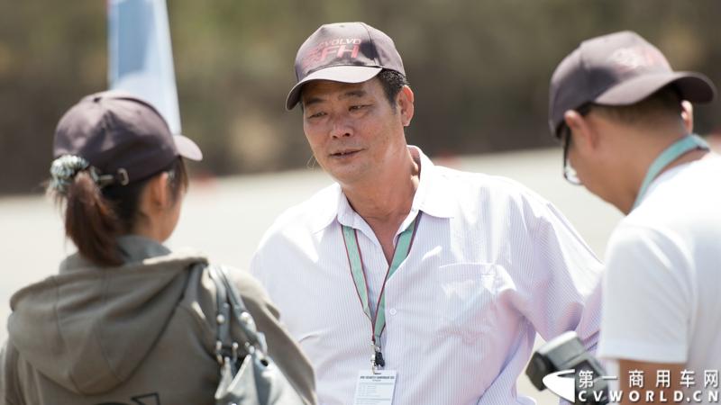 2013沃尔沃卡车高效节油先锋亚太区总决赛在澳大利亚布里斯班落下帷幕，今年亚太区总决赛共有13名来自亚太区各国的节油冠军参加，他们分别来自中国、韩国、台湾、泰国、马来西亚、新加坡、印度尼西亚、斯里兰卡、澳大利亚和新西兰。来自澳大利亚的格兰特·莫里斯（Grant Morice）在自己的主场，最终赢得了亚太区公路赛的总冠军。图为参赛选手和媒体记者风采。