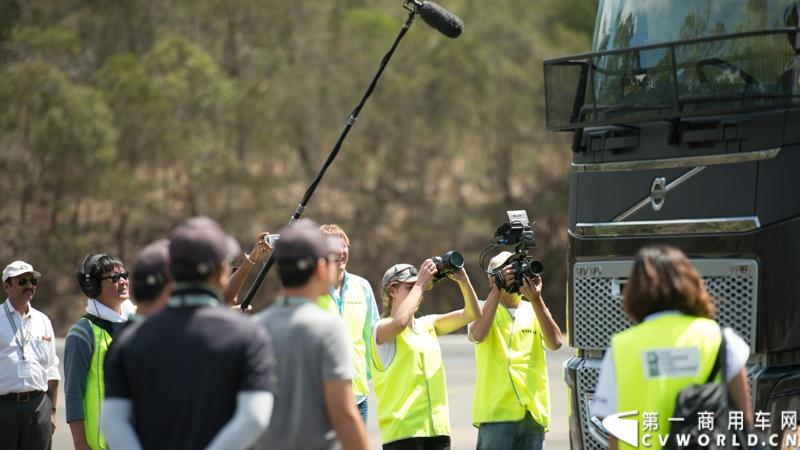 2013沃尔沃卡车高效节油先锋亚太区总决赛在澳大利亚布里斯班落下帷幕，今年亚太区总决赛共有13名来自亚太区各国的节油冠军参加，他们分别来自中国、韩国、台湾、泰国、马来西亚、新加坡、印度尼西亚、斯里兰卡、澳大利亚和新西兰。来自澳大利亚的格兰特·莫里斯（Grant Morice）在自己的主场，最终赢得了亚太区公路赛的总冠军。图为参赛选手和媒体记者风采。