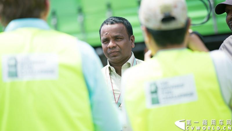 2013沃尔沃卡车高效节油先锋亚太区总决赛在澳大利亚布里斯班落下帷幕，今年亚太区总决赛共有13名来自亚太区各国的节油冠军参加，他们分别来自中国、韩国、台湾、泰国、马来西亚、新加坡、印度尼西亚、斯里兰卡、澳大利亚和新西兰。来自澳大利亚的格兰特·莫里斯（Grant Morice）在自己的主场，最终赢得了亚太区公路赛的总冠军。图为参赛选手和媒体记者风采。