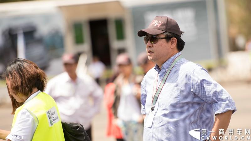 2013沃尔沃卡车高效节油先锋亚太区总决赛在澳大利亚布里斯班落下帷幕，今年亚太区总决赛共有13名来自亚太区各国的节油冠军参加，他们分别来自中国、韩国、台湾、泰国、马来西亚、新加坡、印度尼西亚、斯里兰卡、澳大利亚和新西兰。来自澳大利亚的格兰特·莫里斯（Grant Morice）在自己的主场，最终赢得了亚太区公路赛的总冠军。图为参赛选手和媒体记者风采。