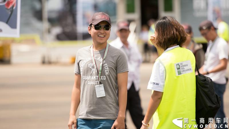 2013沃尔沃卡车高效节油先锋亚太区总决赛在澳大利亚布里斯班落下帷幕，今年亚太区总决赛共有13名来自亚太区各国的节油冠军参加，他们分别来自中国、韩国、台湾、泰国、马来西亚、新加坡、印度尼西亚、斯里兰卡、澳大利亚和新西兰。来自澳大利亚的格兰特·莫里斯（Grant Morice）在自己的主场，最终赢得了亚太区公路赛的总冠军。图为参赛选手和媒体记者风采。