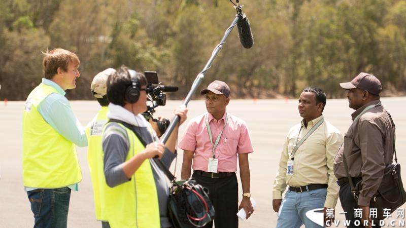 2013沃尔沃卡车高效节油先锋亚太区总决赛在澳大利亚布里斯班落下帷幕，今年亚太区总决赛共有13名来自亚太区各国的节油冠军参加，他们分别来自中国、韩国、台湾、泰国、马来西亚、新加坡、印度尼西亚、斯里兰卡、澳大利亚和新西兰。来自澳大利亚的格兰特·莫里斯（Grant Morice）在自己的主场，最终赢得了亚太区公路赛的总冠军。图为参赛选手和媒体记者风采。
