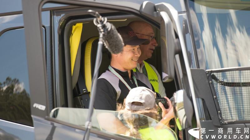 2013沃尔沃卡车高效节油先锋亚太区总决赛在澳大利亚布里斯班落下帷幕，今年亚太区总决赛共有13名来自亚太区各国的节油冠军参加，他们分别来自中国、韩国、台湾、泰国、马来西亚、新加坡、印度尼西亚、斯里兰卡、澳大利亚和新西兰。来自澳大利亚的格兰特·莫里斯（Grant Morice）在自己的主场，最终赢得了亚太区公路赛的总冠军。图为参赛选手和媒体记者风采。