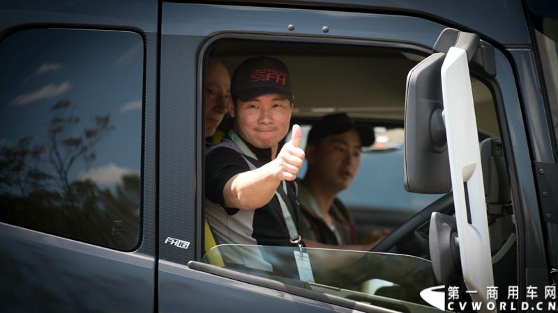 2013沃尔沃卡车高效节油先锋亚太区总决赛在澳大利亚布里斯班落下帷幕，今年亚太区总决赛共有13名来自亚太区各国的节油冠军参加，他们分别来自中国、韩国、台湾、泰国、马来西亚、新加坡、印度尼西亚、斯里兰卡、澳大利亚和新西兰。来自澳大利亚的格兰特·莫里斯（Grant Morice）在自己的主场，最终赢得了亚太区公路赛的总冠军。图为参赛选手和媒体记者风采。