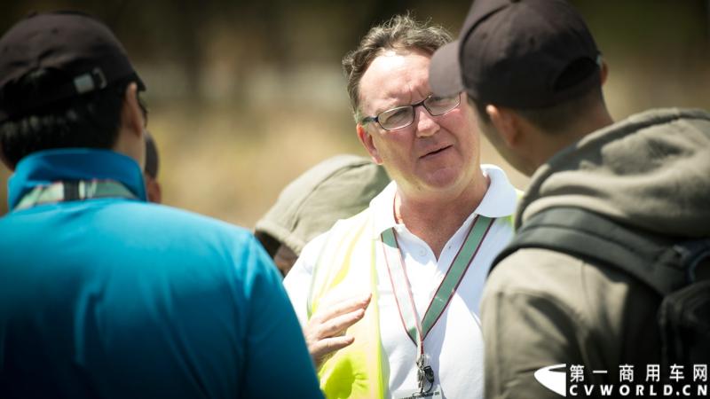 2013沃尔沃卡车高效节油先锋亚太区总决赛在澳大利亚布里斯班落下帷幕，今年亚太区总决赛共有13名来自亚太区各国的节油冠军参加，他们分别来自中国、韩国、台湾、泰国、马来西亚、新加坡、印度尼西亚、斯里兰卡、澳大利亚和新西兰。来自澳大利亚的格兰特·莫里斯（Grant Morice）在自己的主场，最终赢得了亚太区公路赛的总冠军。图为参赛选手和媒体记者风采。