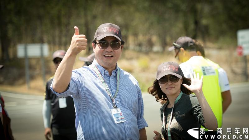 2013沃尔沃卡车高效节油先锋亚太区总决赛在澳大利亚布里斯班落下帷幕，今年亚太区总决赛共有13名来自亚太区各国的节油冠军参加，他们分别来自中国、韩国、台湾、泰国、马来西亚、新加坡、印度尼西亚、斯里兰卡、澳大利亚和新西兰。来自澳大利亚的格兰特·莫里斯（Grant Morice）在自己的主场，最终赢得了亚太区公路赛的总冠军。图为参赛选手和媒体记者风采。