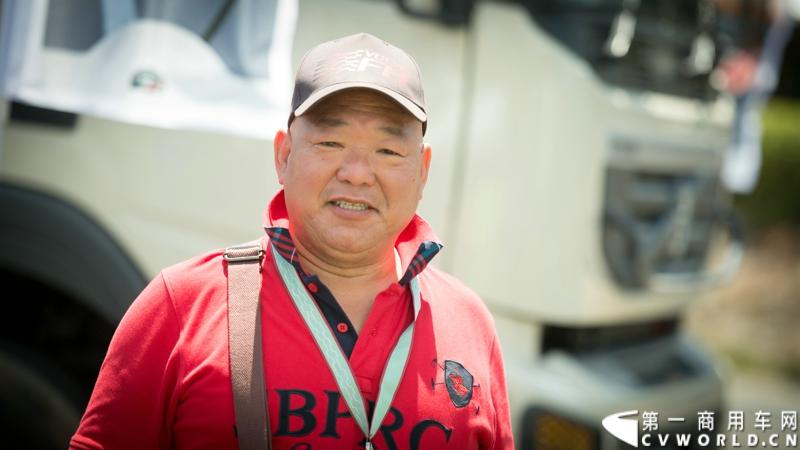 2013沃尔沃卡车高效节油先锋亚太区总决赛在澳大利亚布里斯班落下帷幕，今年亚太区总决赛共有13名来自亚太区各国的节油冠军参加，他们分别来自中国、韩国、台湾、泰国、马来西亚、新加坡、印度尼西亚、斯里兰卡、澳大利亚和新西兰。来自澳大利亚的格兰特·莫里斯（Grant Morice）在自己的主场，最终赢得了亚太区公路赛的总冠军。图为参赛选手和媒体记者风采。