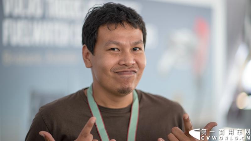 2013沃尔沃卡车高效节油先锋亚太区总决赛在澳大利亚布里斯班落下帷幕，今年亚太区总决赛共有13名来自亚太区各国的节油冠军参加，他们分别来自中国、韩国、台湾、泰国、马来西亚、新加坡、印度尼西亚、斯里兰卡、澳大利亚和新西兰。来自澳大利亚的格兰特·莫里斯（Grant Morice）在自己的主场，最终赢得了亚太区公路赛的总冠军。图为参赛选手和媒体记者风采。