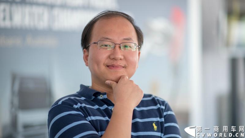 2013沃尔沃卡车高效节油先锋亚太区总决赛在澳大利亚布里斯班落下帷幕，今年亚太区总决赛共有13名来自亚太区各国的节油冠军参加，他们分别来自中国、韩国、台湾、泰国、马来西亚、新加坡、印度尼西亚、斯里兰卡、澳大利亚和新西兰。来自澳大利亚的格兰特·莫里斯（Grant Morice）在自己的主场，最终赢得了亚太区公路赛的总冠军。图为参赛选手和媒体记者风采。