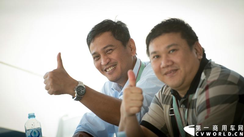 2013沃尔沃卡车高效节油先锋亚太区总决赛在澳大利亚布里斯班落下帷幕，今年亚太区总决赛共有13名来自亚太区各国的节油冠军参加，他们分别来自中国、韩国、台湾、泰国、马来西亚、新加坡、印度尼西亚、斯里兰卡、澳大利亚和新西兰。来自澳大利亚的格兰特·莫里斯（Grant Morice）在自己的主场，最终赢得了亚太区公路赛的总冠军。图为参赛选手和媒体记者风采。